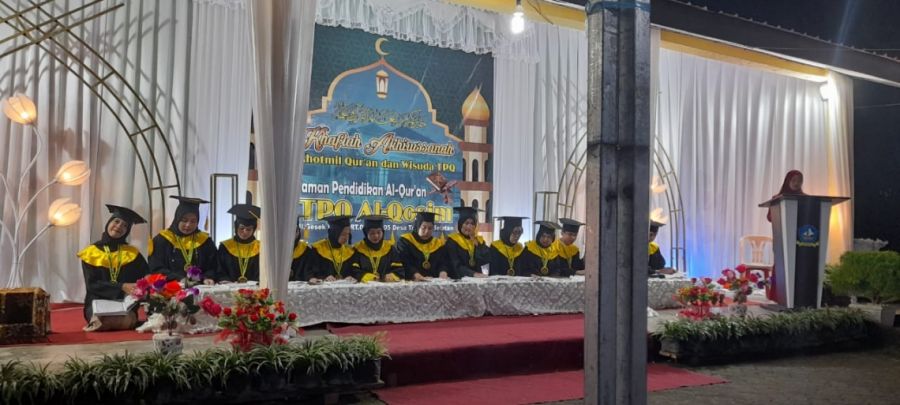13 Santriwan Santriwati TPQ AL Qosim Khataman Al Qur