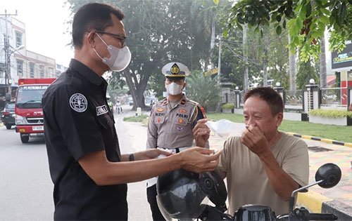 Antisipasi Dampak Kabut Asap, Polres Karimun Bagikan Masker