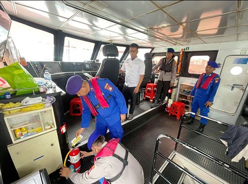 Antisipasi Kecelakaan Laut, Satpolairud Polres Karimun Cek Alat Keselamatan Kapal Penumpang