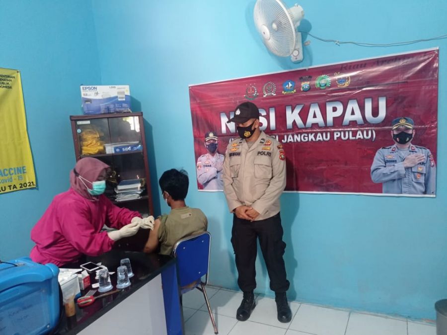 Arungi Lautan 9 Jam, Nasi Kapau Polres Bintan Sampai di Pulau Pengekek Tambelan