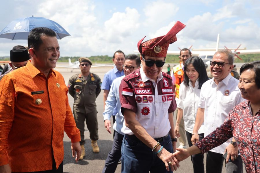 Gubernur Ansar Sambut Kedatangan Menteri Hukum dan HAM RI di Bandara RHF