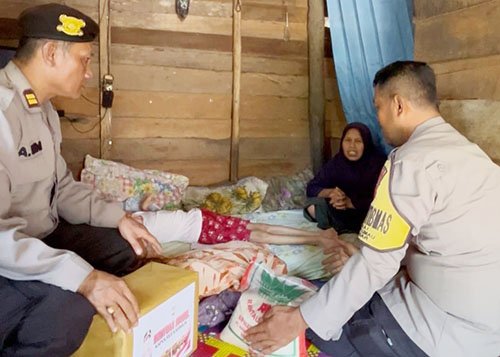 Jumat Berkah: Kapolres Karimun dan Polsek Kundur Salurkan Tali Asih untuk Warga