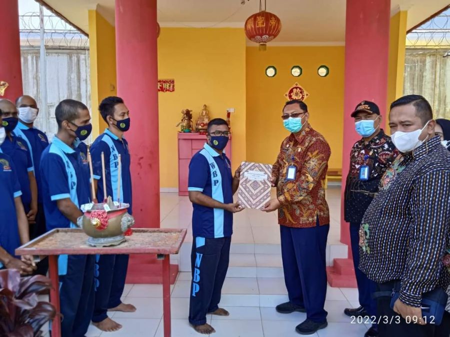 Kalapas Narkotika Tanjungpinang Serahkan Remisi Khusus Keagamaan Bagi 8 Orang WBP