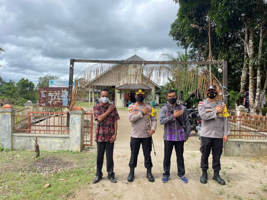 Kapolres Bintan Tinjau Pengamanan Ibadah Tahun Baru 2022 di Sejumlah Gereja