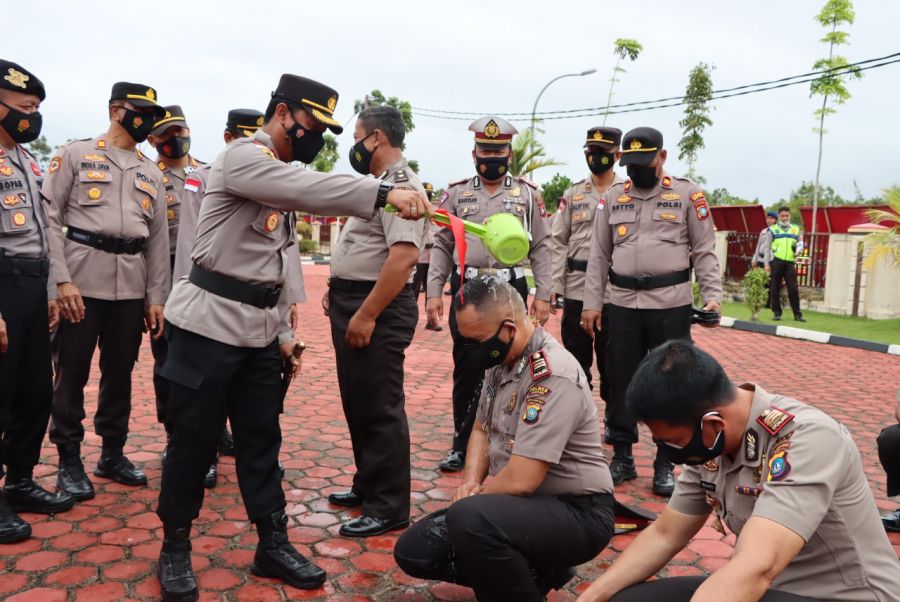 Kapolres Pimpin Upacara Kenaikan Pangkat Personil Polres Bintan