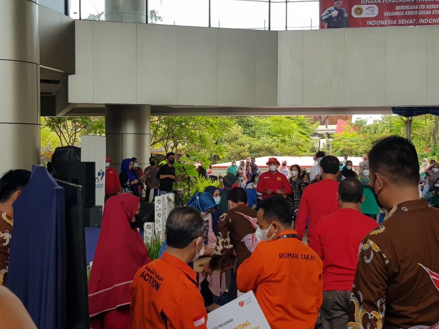 Kolaborasi Binda Kepri dan BKKBN Salurkan Sembako Bagi Keluarga Balita Stunting di Batam