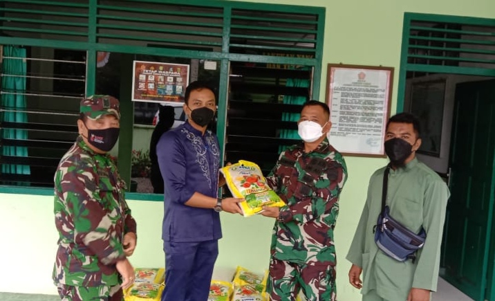 Koramil 02/Bintim Bantu Salurkan Puluhan Paket Beras dari PT Solid Grup Indonesia ke Warga Desa