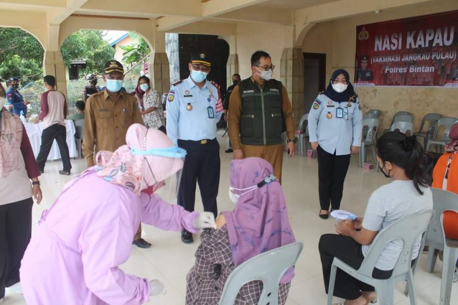 Lapas Narkotika Tanjungpinang Berbagi Dalam Peringati Hari HDKD di Pulau Kelong