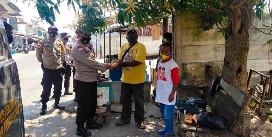 Melalui Polsek, Polres Bintan Salurkan Bansos dan Buka Dapur Umum