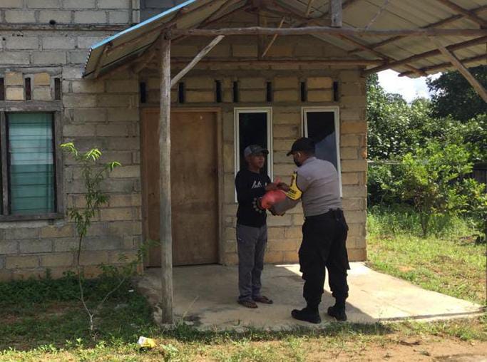 Melalui Polsek Teluk Bintan, Polres Bintan Bagikan Makanan Usai Buka Dapur Umum