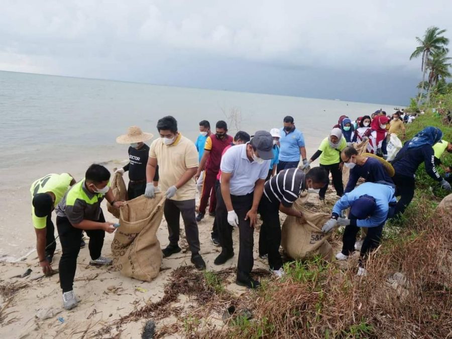 Menyusuri Pantai, Bupati dan FKPD Bintan Jogging Sambil Pungut Sampah