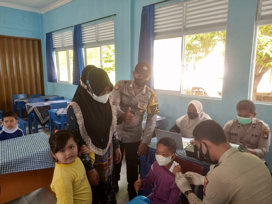 Nasi Kapau Polres Bintan tiba di SDN 002 Pulau Dendun