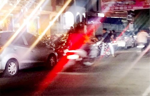 Parkir Hotel Satria Meluber ke Bahu Jalan Ahmad Yani, Warga Keluhkan Kemacetan