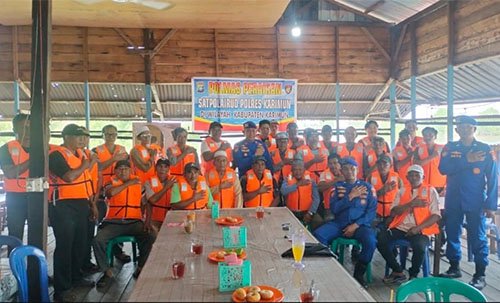 Perkuat Keselamatan Nelayan, Satpolairud Polres Karimun Bagikan 30 Life Jacket