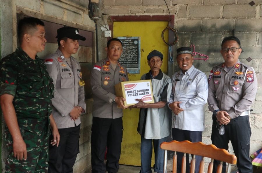 Polres Bintan Bagikan Sembako Melalui Jumat berbagi