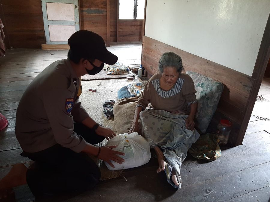 Polres Karimun Door To Door Vaksinasi Lansia