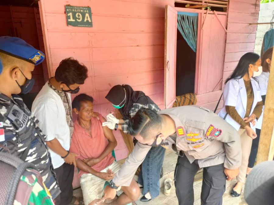 Polsek Bunguran Timur Laksanakan Vaksinasi Lansia Door to Door Ke Rumah Warga