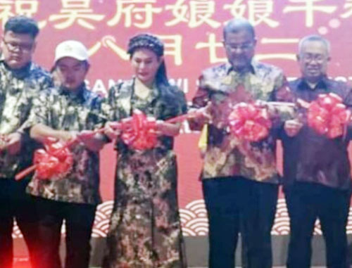 Resmikan Vihara Ngo Hu Niu Niu, Bupati Karimun Lakukan Pemotongan Pita