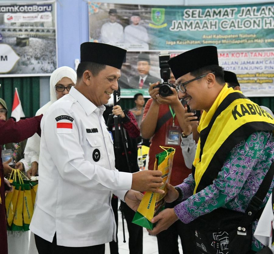 Gubenur Kepri Lepas 363 Calon Jamaah Haji