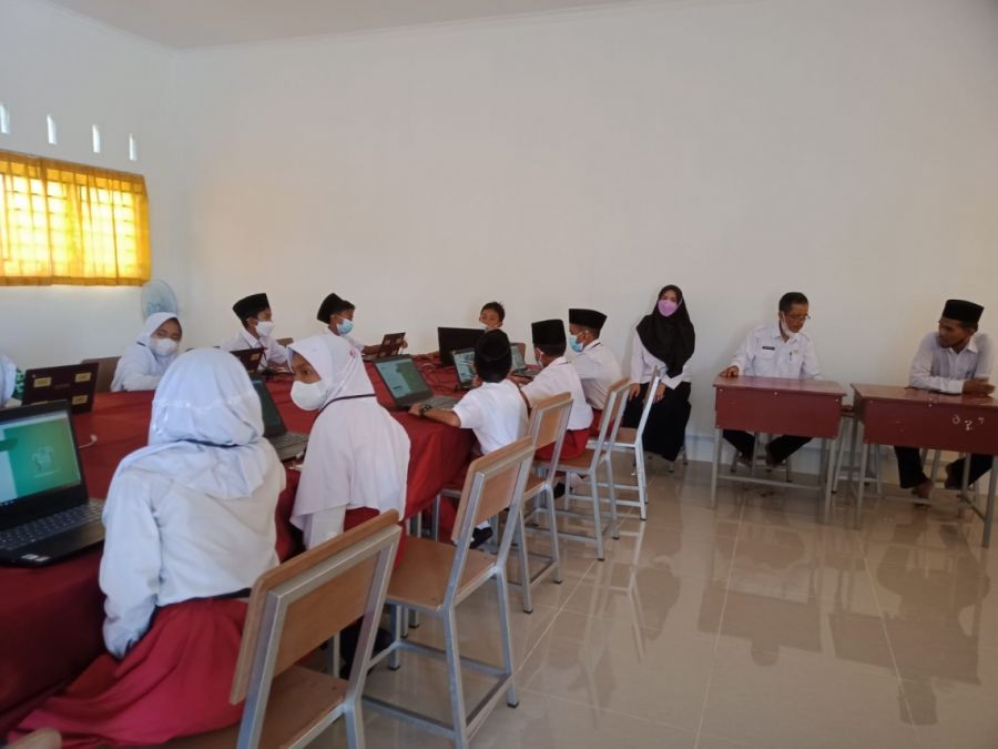 Terkendala Jaringan Internet, AKMI MIN 2 Bintan Berjalan Lancar