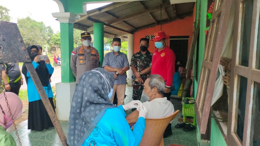 Tim Vaksinasi Mobil Gurindam 12 Korem 033/WP dan Binda Kepri Gesa Vaksinasi, Warga Antusias