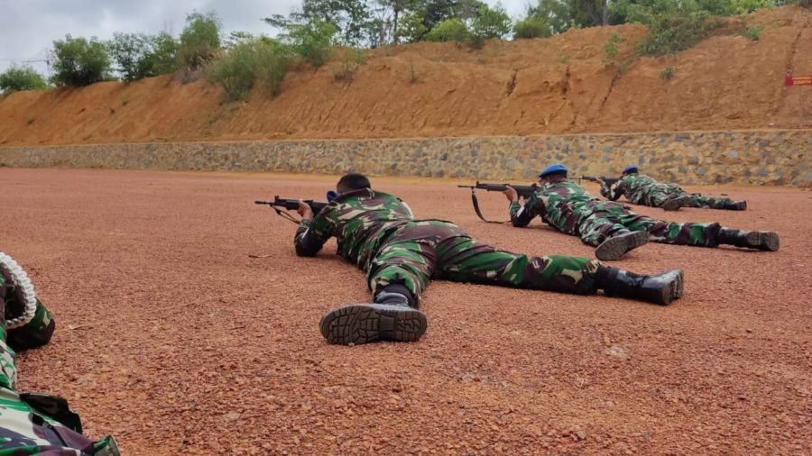 Tingkatkan Kemampuan, POM AL Tanjungpinang Latihan Nembak di Yonmarhanlan IV