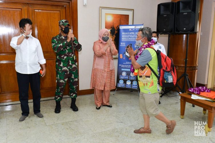 Wagub Marlin Sambut Kedatangan Kontingen Kepri Pada PON XX di Papua