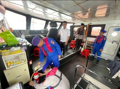 antisipasi-kecelakaan-laut-satpolairud-polres-karimun-cek-alat-keselamatan-kapal-penumpang