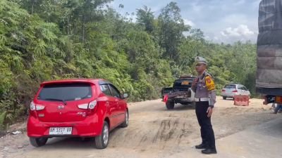 Jalan Lintas Riau Sumatera Macet, Akibat Jembatan di KM 106 Amblas