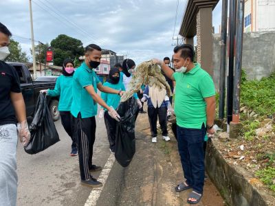 Peringati Hari Kesehatan Sedunia, Kejari Bintan Lakukan Aksi Bersih-bersih di Sepanjang Jalan Km 16