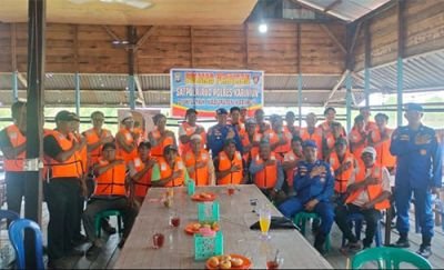 perkuat-keselamatan-nelayan-satpolairud-polres-karimun-bagikan-30-life-jacket