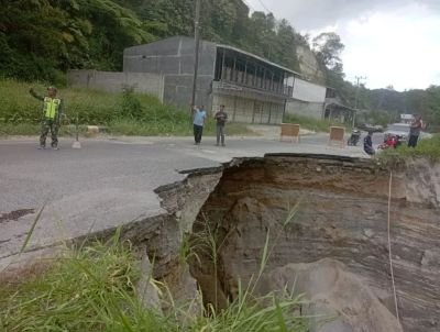 Ruas Jalan Takengon–Bireuen Kembali Amblas, Babinsa Imbau Pengguna Roda Empat Berhati-hati