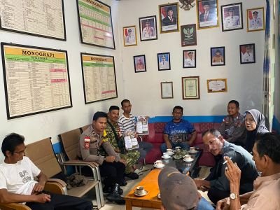 Serka Hendry Purwanto, Babinsa Koramil 06/Serasan, melaksanakan kegiatan komunikasi sosial (Komsos)